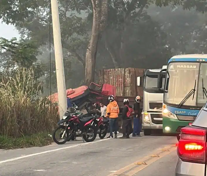 Acidente entre três veículos deixa feridos na Rodovia do Contorno, em Cachoeiro