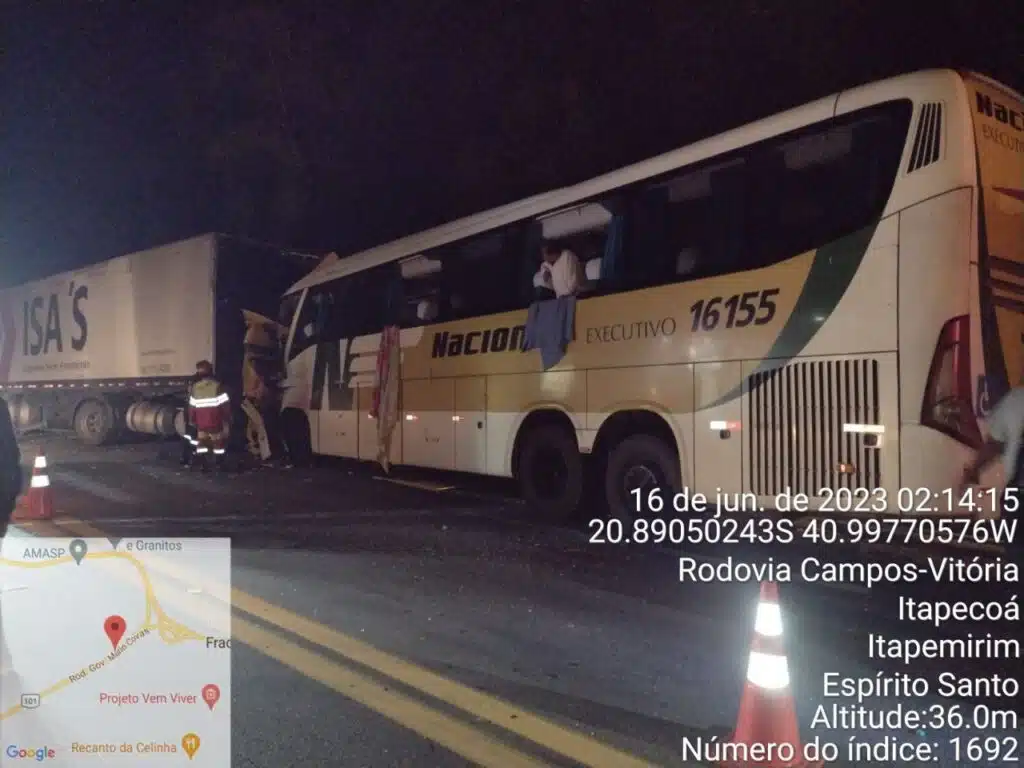 Acidente entre ônibus de turismo e carreta mata motorista e deixa 12 feridos em Itapemirim
