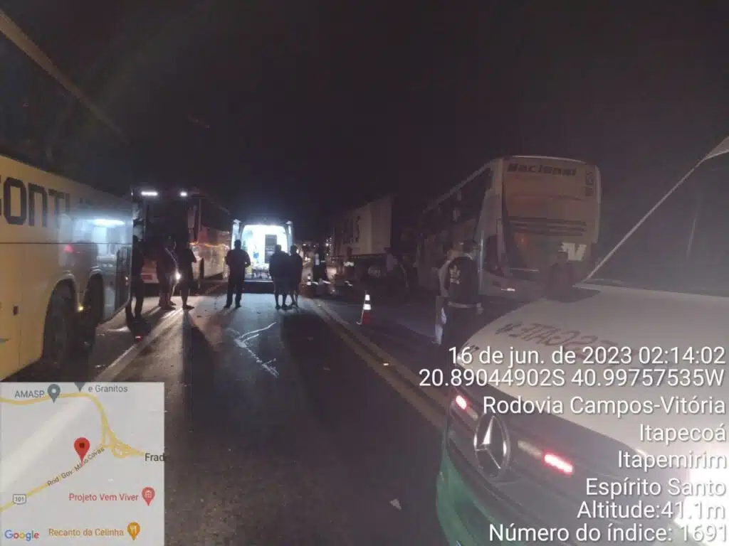 Acidente entre ônibus de turismo e carreta mata motorista e deixa 12 feridos em Itapemirim