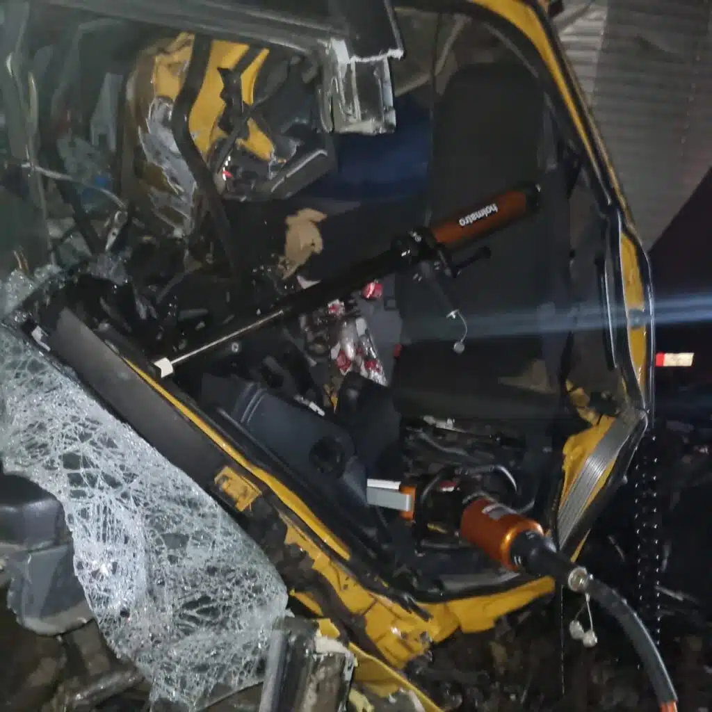 Acidente entre ônibus de turismo e carreta mata motorista e deixa 12 feridos em Itapemirim