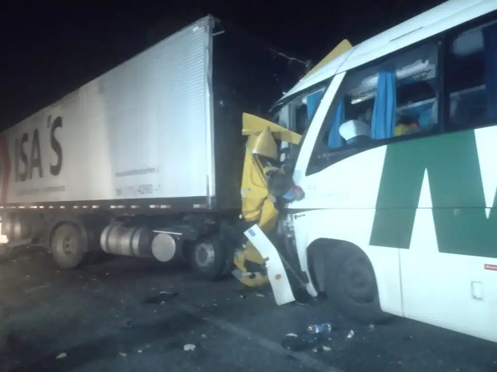 Acidente entre ônibus de turismo e carreta mata motorista e deixa 12 feridos em Itapemirim