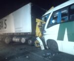 Acidente entre ônibus de turismo e carreta mata motorista e deixa 12 feridos em Itapemirim
