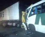 Acidente entre ônibus de turismo e carreta mata motorista e deixa 12 feridos em Itapemirim