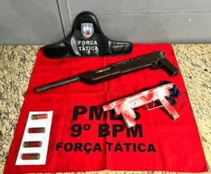 PM apreende submetralhadora e espingarda em terraço de casa no bairro Zumbi, em Cachoeiro PM apreende submetralhadora e espingarda em terraço de casa no bairro Zumbi, em Cachoeiro