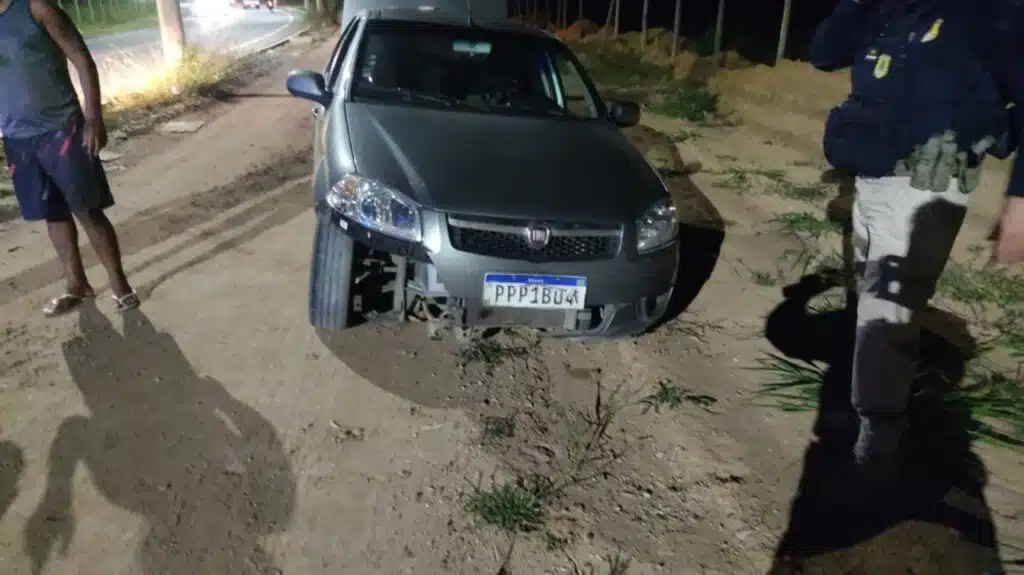Motorista de aplicativo é rendido por assaltante e tem carro roubado em rodovia capixaba