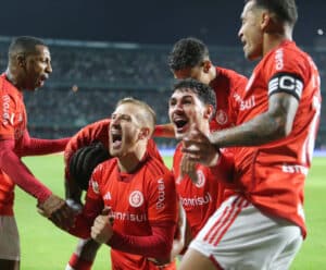 Internacional passa pelo Coritiba com gol de pênalti no Couto Pereira Internacional
