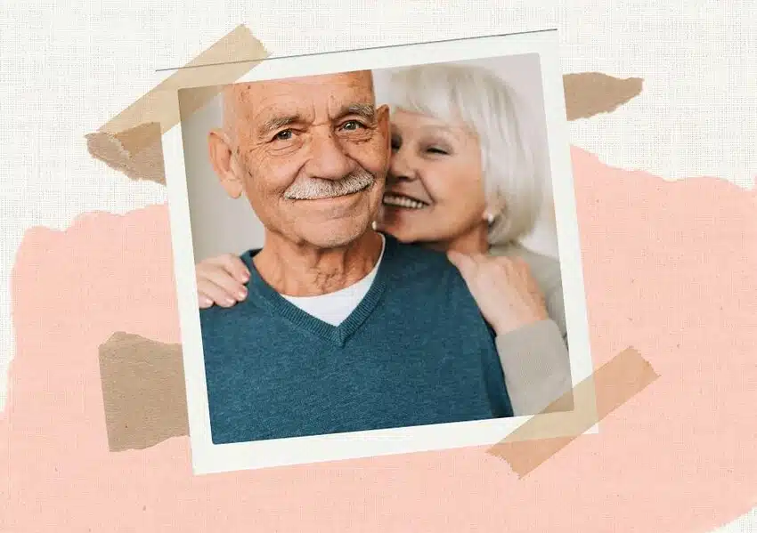 Foto mostra casal de idosos sorrindo demonstrando a juventude de quem viveu mais