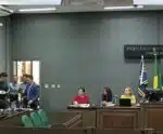 VÍDEO | Juiz expulsa de audiência advogado que serviu água a testemunha
