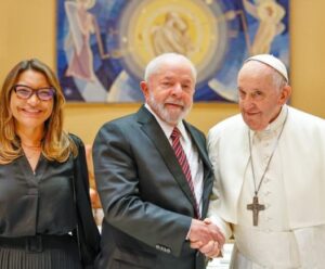 Lula é recebido pelo Papa Francisco no Vaticano para conversa a sós Lula e Papa