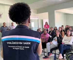 Saúde realiza monitoramento após caso de meningite em Calçado Foto mostra enfermeira da Superintendência de Saúde em capacitação com servidores de Calçado sobre caso de meningite