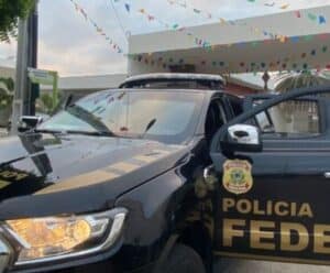 PF faz buscas contra neonazistas que teriam estimulado assassinatos no ES carro da polícia federal
