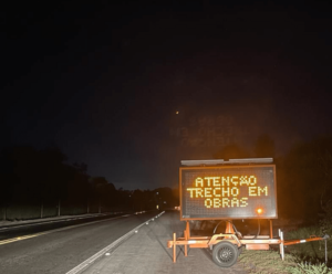 painel led avisando sobre obras na rodovia