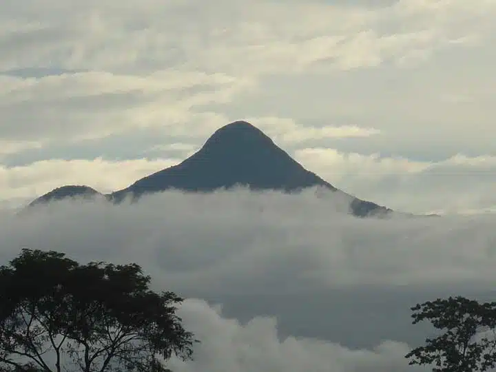 Vista do Pico do Forno Grande em Castelo coberto por neblina
