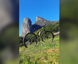 Bicicleta com o Frade e a Freira ao fundo