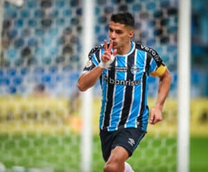 Suárez é decisivo, Grêmio derrota América-MG e se firma no G-4 do Brasileirão Suárez Grêmio