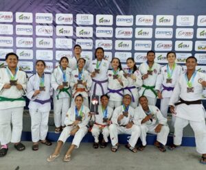 Equipe de judô exibe medalha