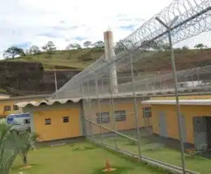 Técnica de enfermagem é flagrada tentando entrar com drogas em presídio