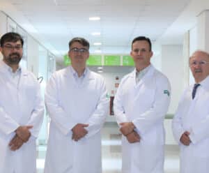 Médicos de jaleco branco