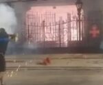 VÍDEO | Torcedores do Vasco tentam invadir São Januário e atiram fogos