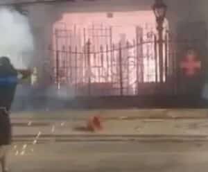 VÍDEO | Torcedores do Vasco tentam invadir São Januário e atiram fogos Torcedores do Vasco