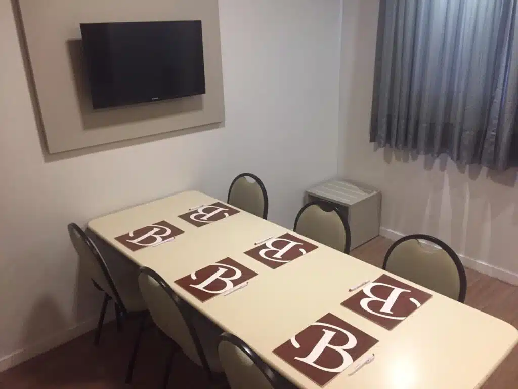 Nas imagens é possível observar a sala de Workplace do Easy Hotel Cachoeiro