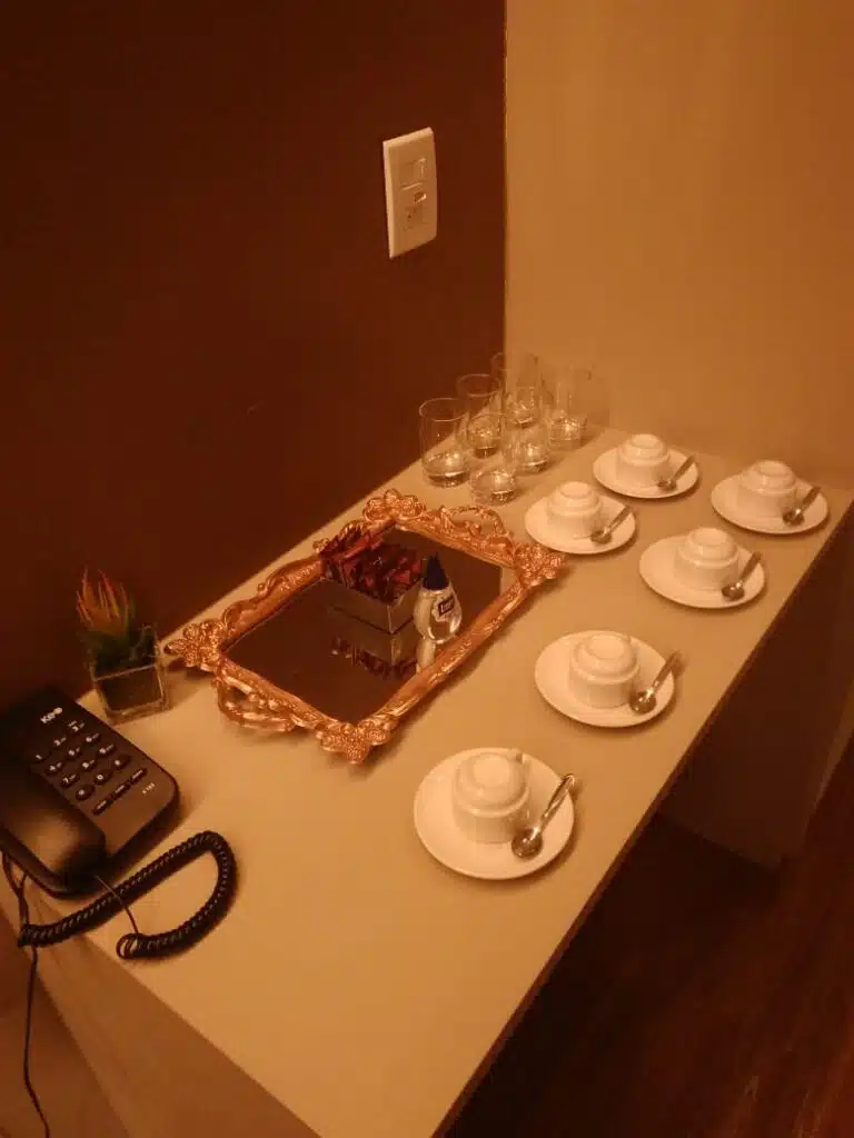 Nas imagens é possível observar a sala de Workplace do Easy Hotel Cachoeiro