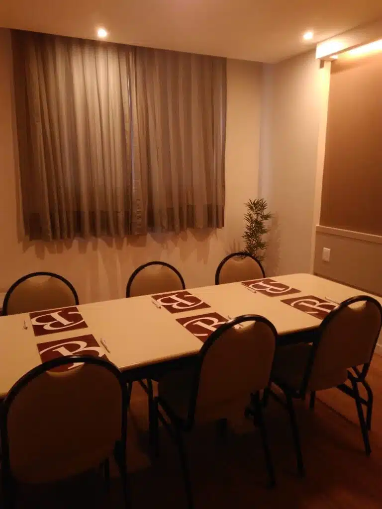 Nas imagens é possível observar a sala de Workplace do Easy Hotel Cachoeiro