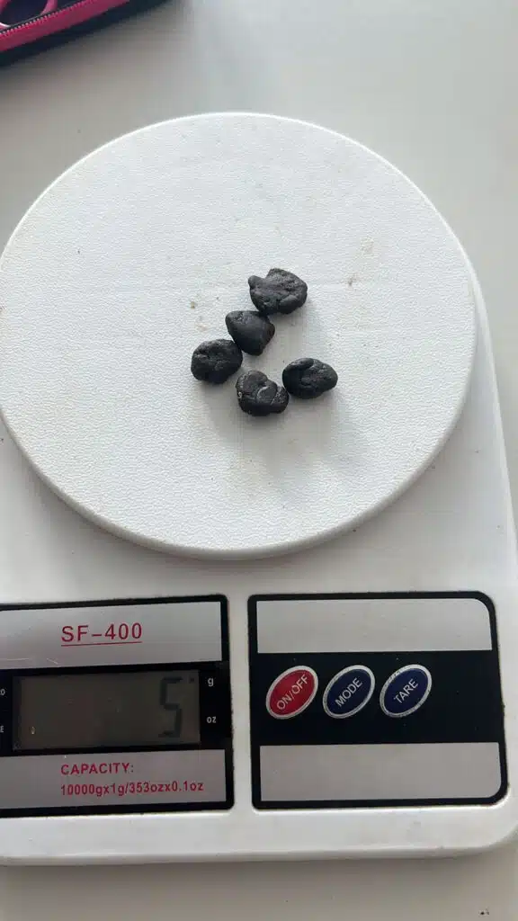 drogas sobre uma balança