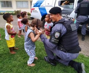 Militares visitam escola em Anchieta e falam sobre a profissão Militares visitam escola em Anchieta e falam sobre a profissão