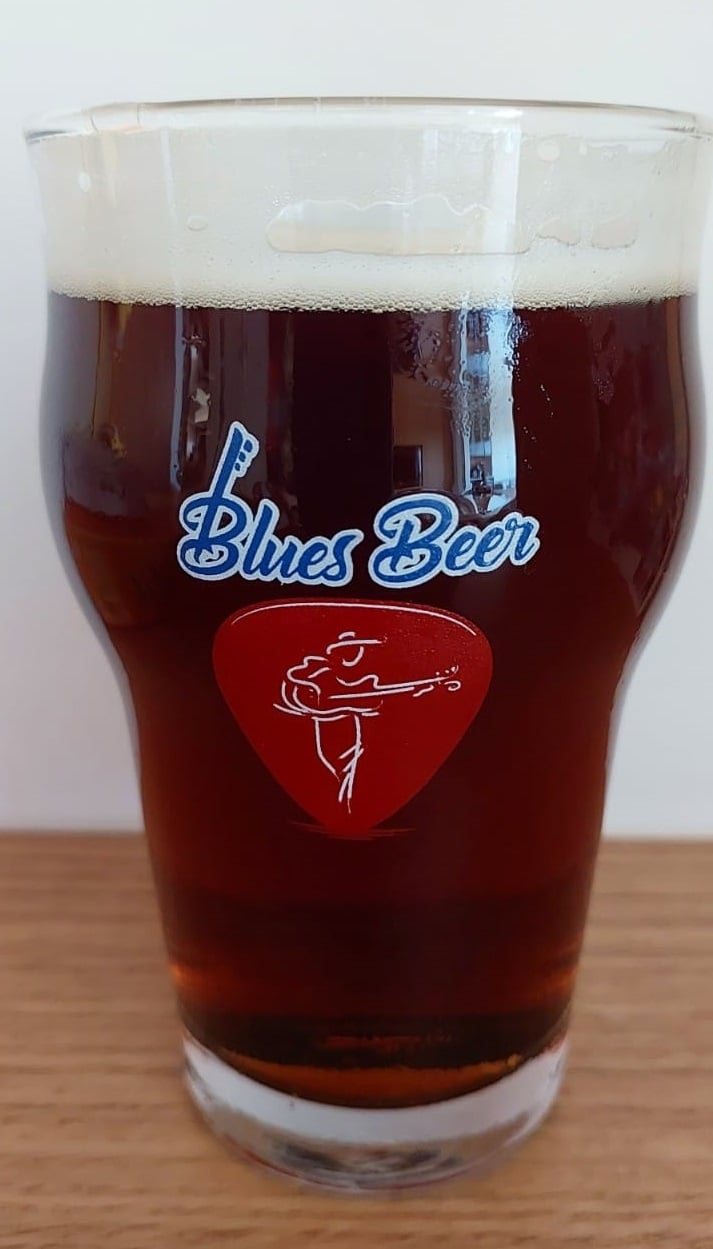 Cerveja no copo da blues beer