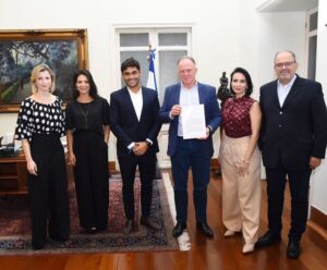 IBEF entrega ao governador pautas para a agenda econômica do ES Roberta Valiatti, Giselle Alves, Pedro Chieppe, Renato Casagrande, Ana Paula França, Celso Guerra.