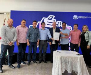 Ales e Amunes assinam acordo de capacitação para gestores municipais Luciano Pingo, Marcelo Santos, Da Vitória e outras autoridades políticas