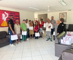 Unidades prisionais doam itens de inverno a abrigos no ES Idosos recebendo doações