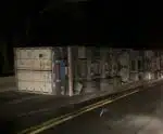 Carreta com 30 toneladas de gengibre tomba e deixa motorista ferido em Rio Novo do Sul