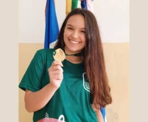 Maria Letícia mostrando medalha