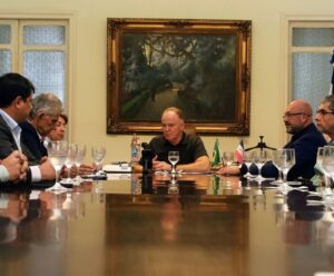 Governo amplia contratos para expandir atendimentos ao SUS capixaba REunião com o governador na cabiceira da mesa