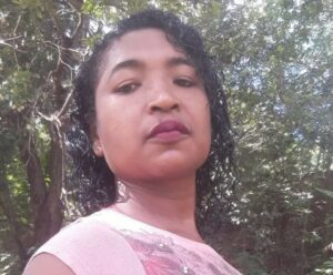 Mulher de 33 anos é morta e tem corpo jogado em matagal de Piúma Corpo de mulher enrolado em lençol é achado em meio a vegetação em Piúma