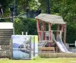 Homem esfaqueia 4 crianças e um adulto em parque infantil