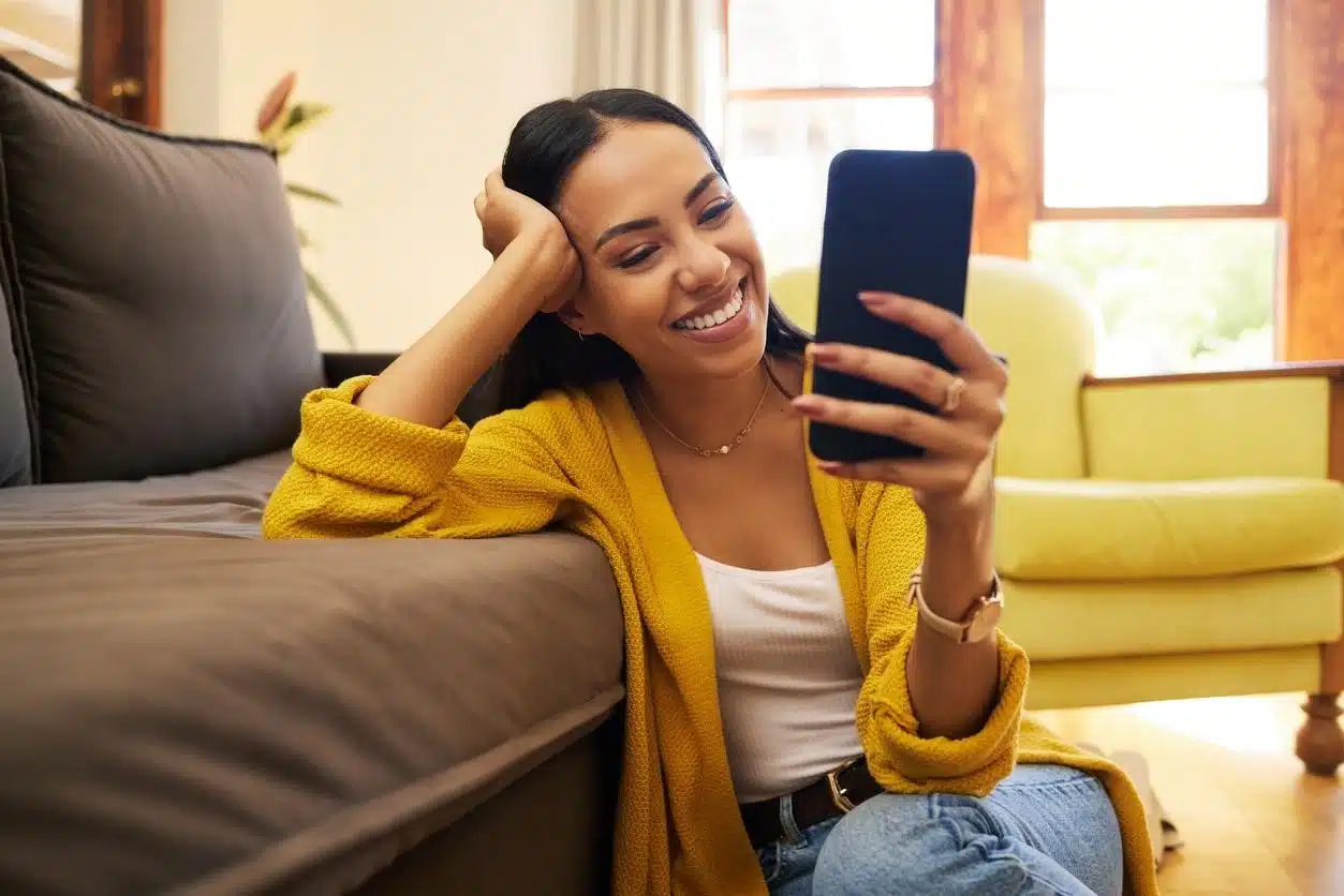 A mais milionária premiando moça que sorri olhando pro celular