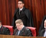 Ministro do TSE Floriano Marques vota pela inelegibilidade de Bolsonaro; placar está em 2 a 1