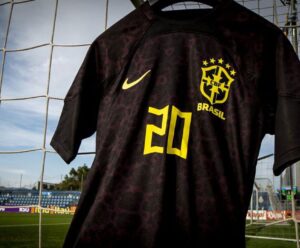 Brasil jogará de preto, pela 1ª vez na história, em duelo contra Guiné camisa da seleção brasileira na cor preta com o número 20
