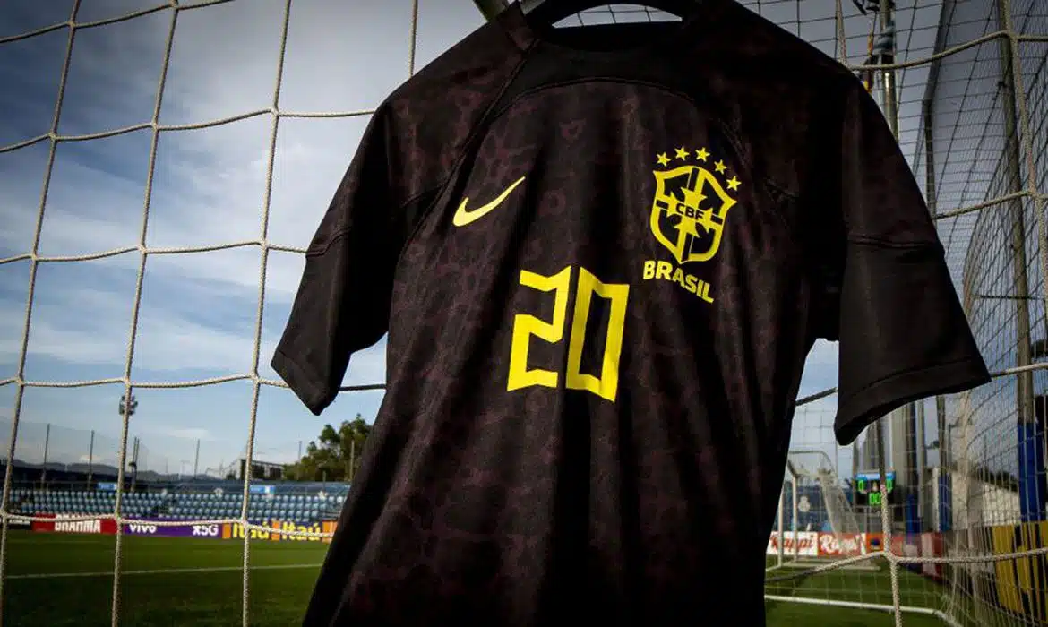camisa da seleção brasileira na cor preta com o número 20