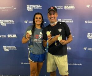 Natação Paralímpica: ES conquista 25 medalhas em campeonato brasileiro um homem e uma mulher posam exibindo medalhas