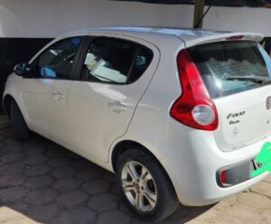 Carro branco em um pátio