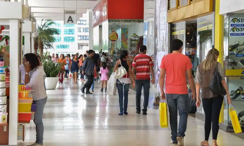 Pessoas andando em um shopping