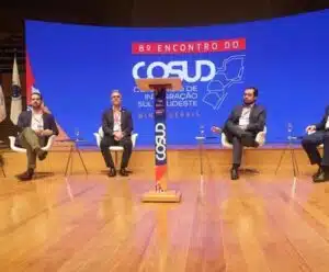 Cosud: Casagrande destaca importância do trabalho conjunto dos estados Eduardo Leite, Romeu Zema, e Casagrande sentados em um palco