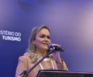 Lula mantém Daniela no Turismo, mas aliados dão como certa a demissão Ministra Daniela Carneiro discursando