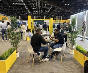 Pessoas fazendo negócios em stand de feira