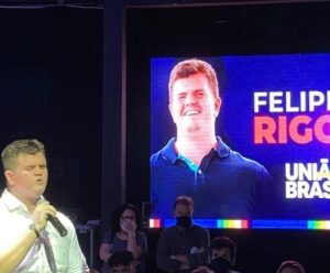 Felipe Rigoni discursando em convenção