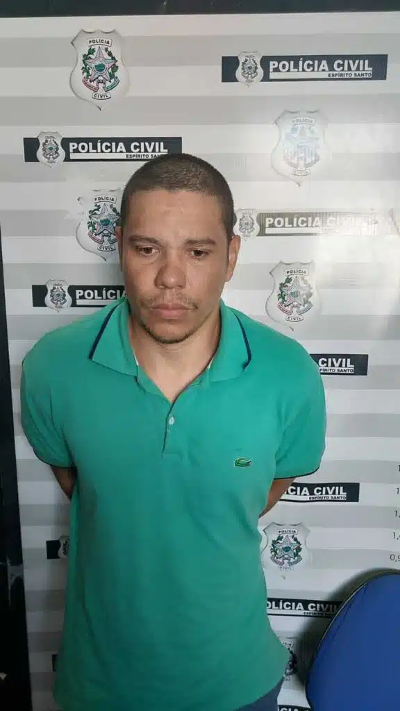 homem algemado de camisa verde